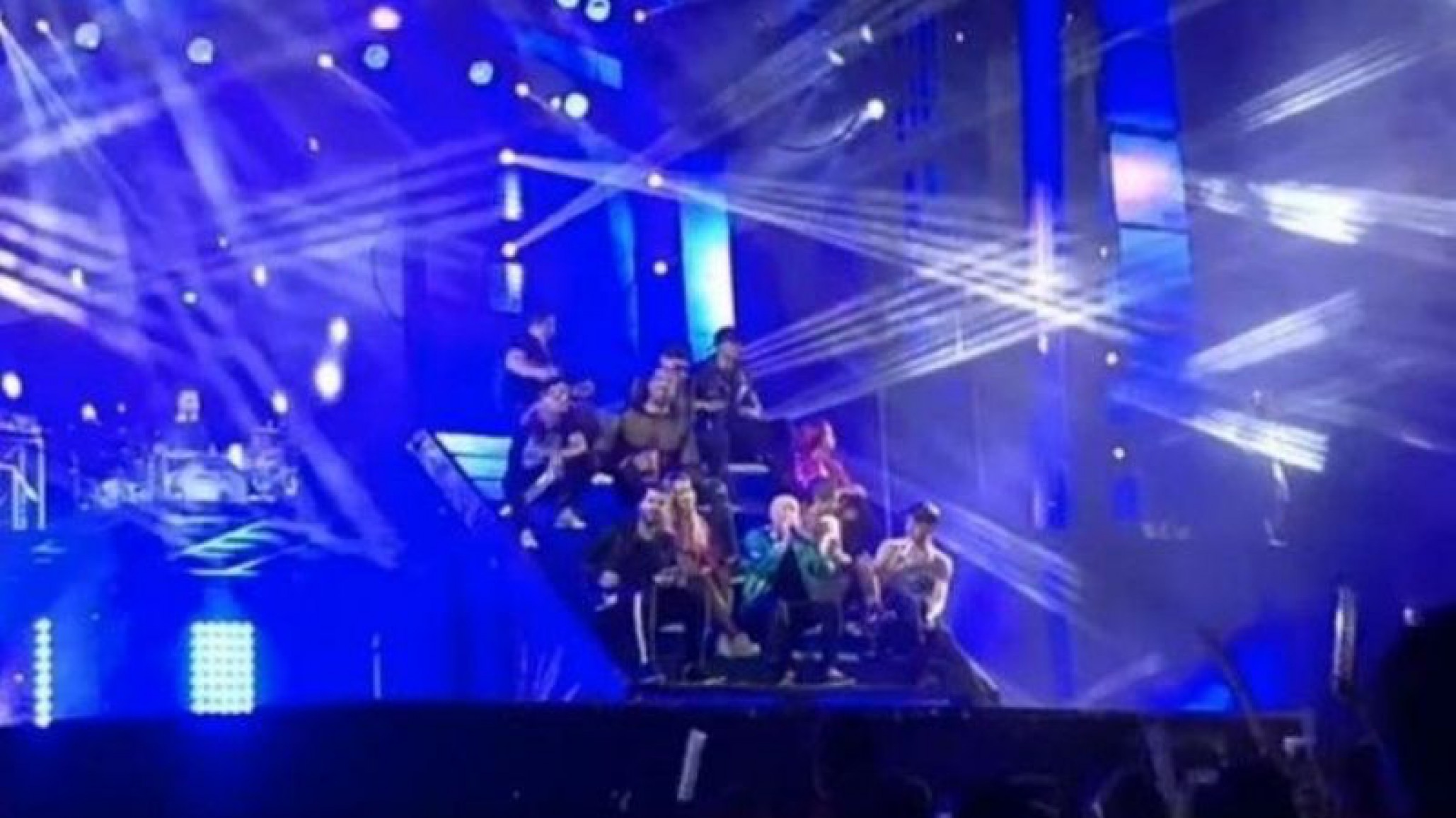 Se viraliza un impactante video de una acróbata que cayó desde 5 metros de altura en pleno show