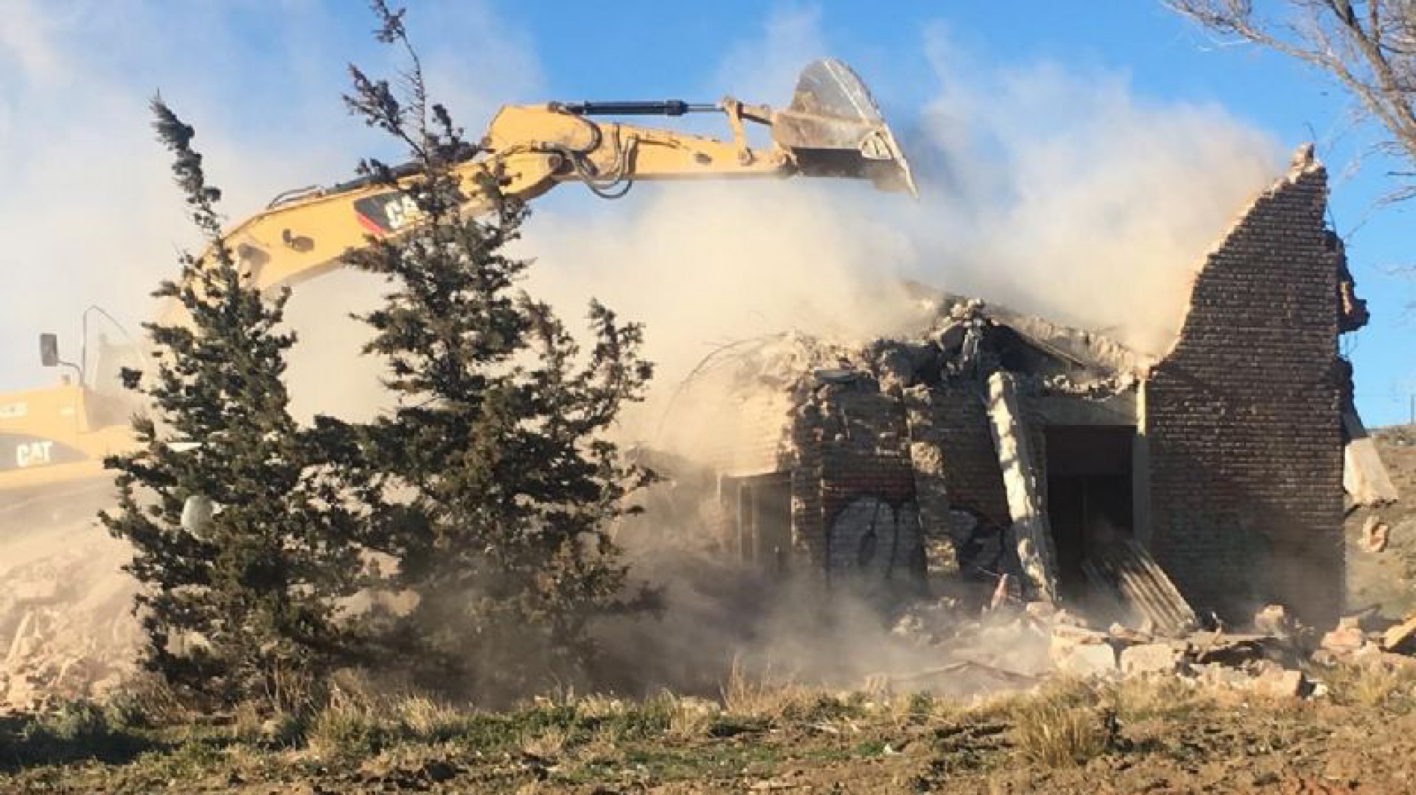 Así se está demoliendo el Edificio de CEPAT en Comodoro