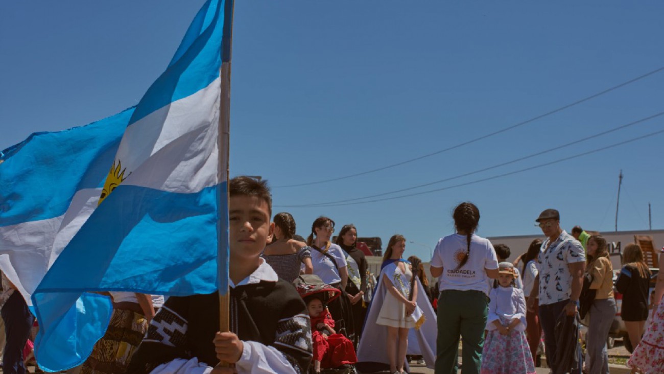 Vecinos autoconvocados hacen que Ciudadela vuelva a vivir su desfile tradicionalista con música, danzas y feria popular