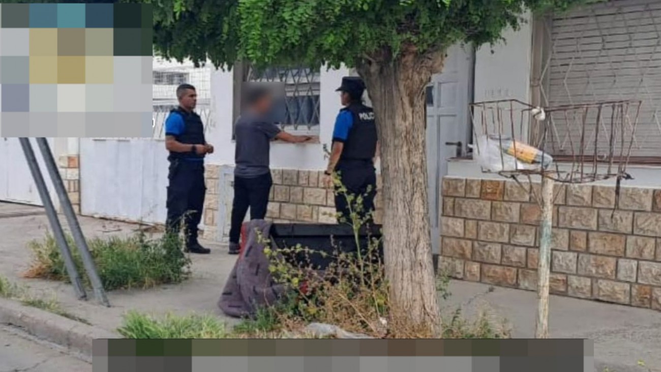 Detuvieron a un hombre que llevaba dos televisores robados envueltos en una frazada