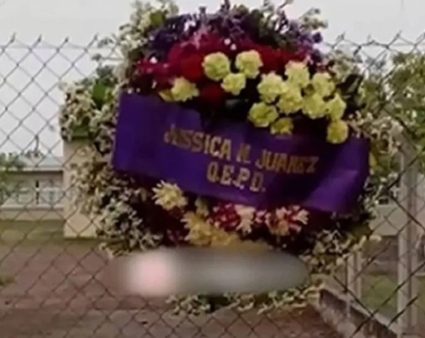 Le dejaron una corona fúnebre con su nombre en el jardín de su hija y la Justicia investiga a su expareja