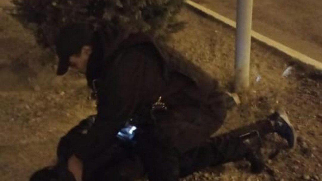 Un hombre fue sorprendido cuando intentaba robar en un auto: terminó detenido