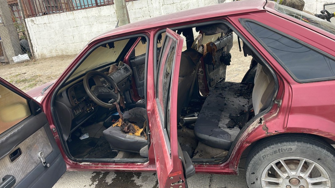 Incendio intencional en Comodoro: quemaron un Ford Escort en calle Huergo