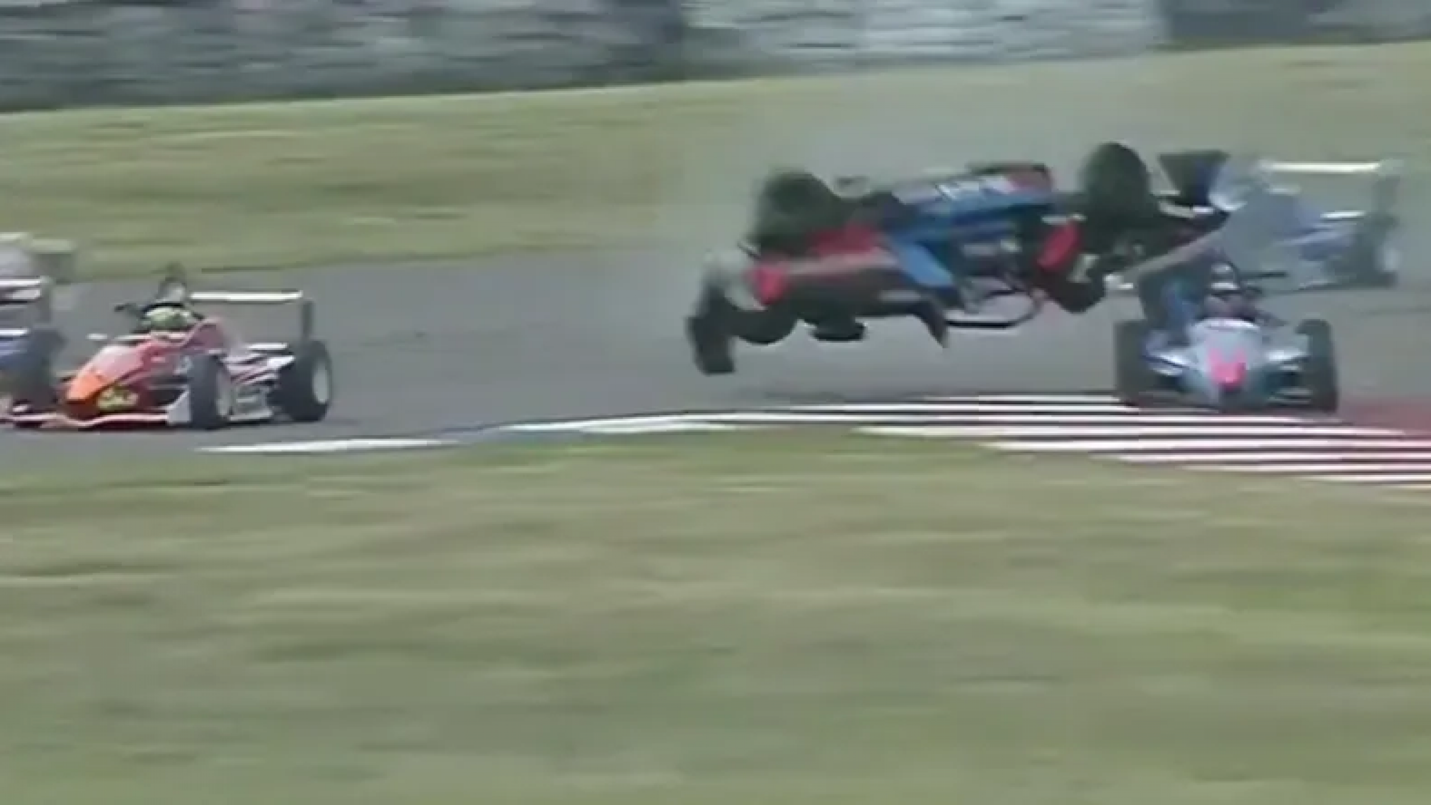 Impresionante vuelco en la Fórmula 3: un piloto se salvó de milagro