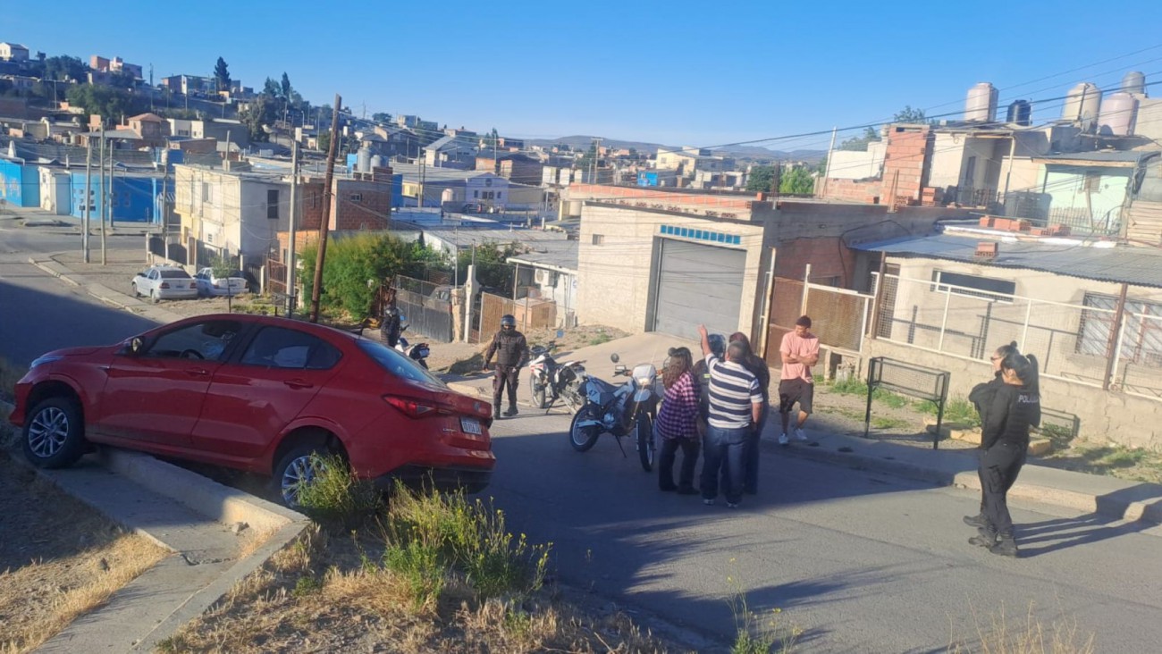 Accidente en Comodoro: salió a manejar alcoholizado y el auto terminó incrustado contra una estructura pública