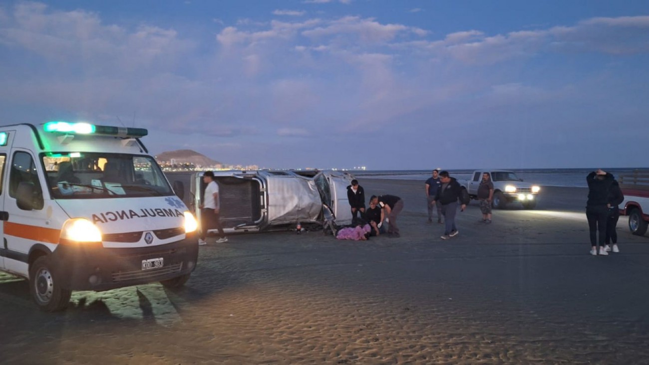 Vuelco en la costa de Comodoro: dos hombres fueron hospitalizados y la marea complicó el trabajo pericial
