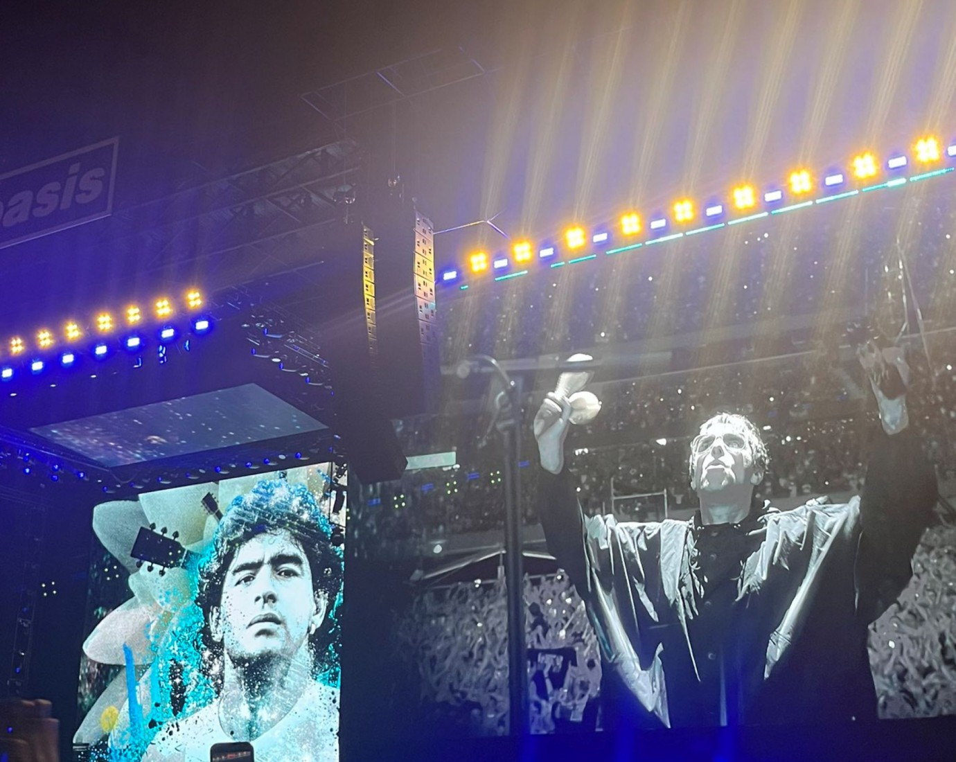 Oasis emocionó en Buenos Aires con un homenaje a Diego Maradona