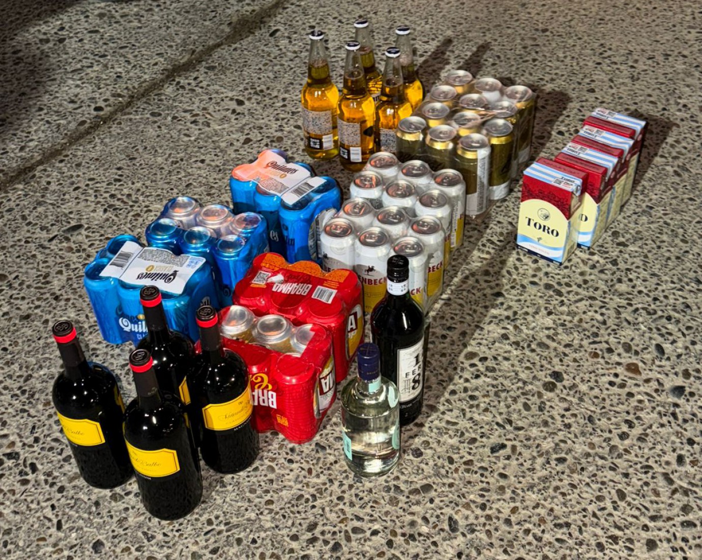 Circulaban en contramano y los descubrieron vendiendo alcohol de forma ilegal