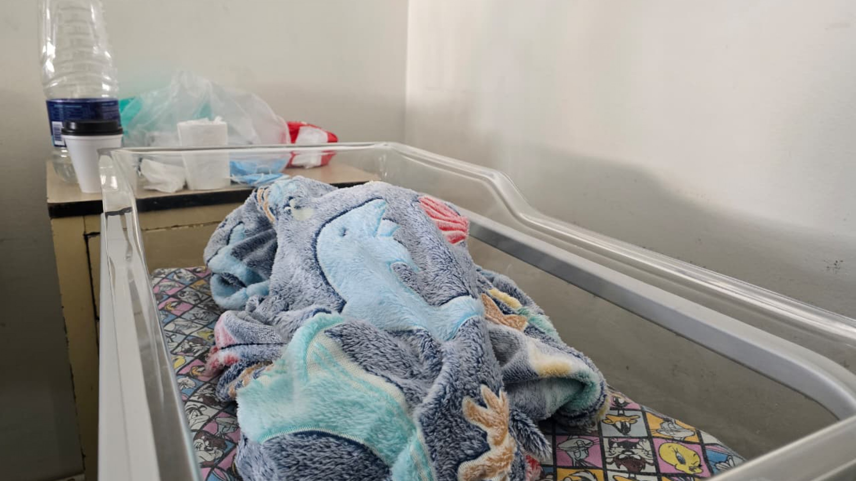 Milagro en el temporal: Dos vecinos la ayudaron a parir en el auto