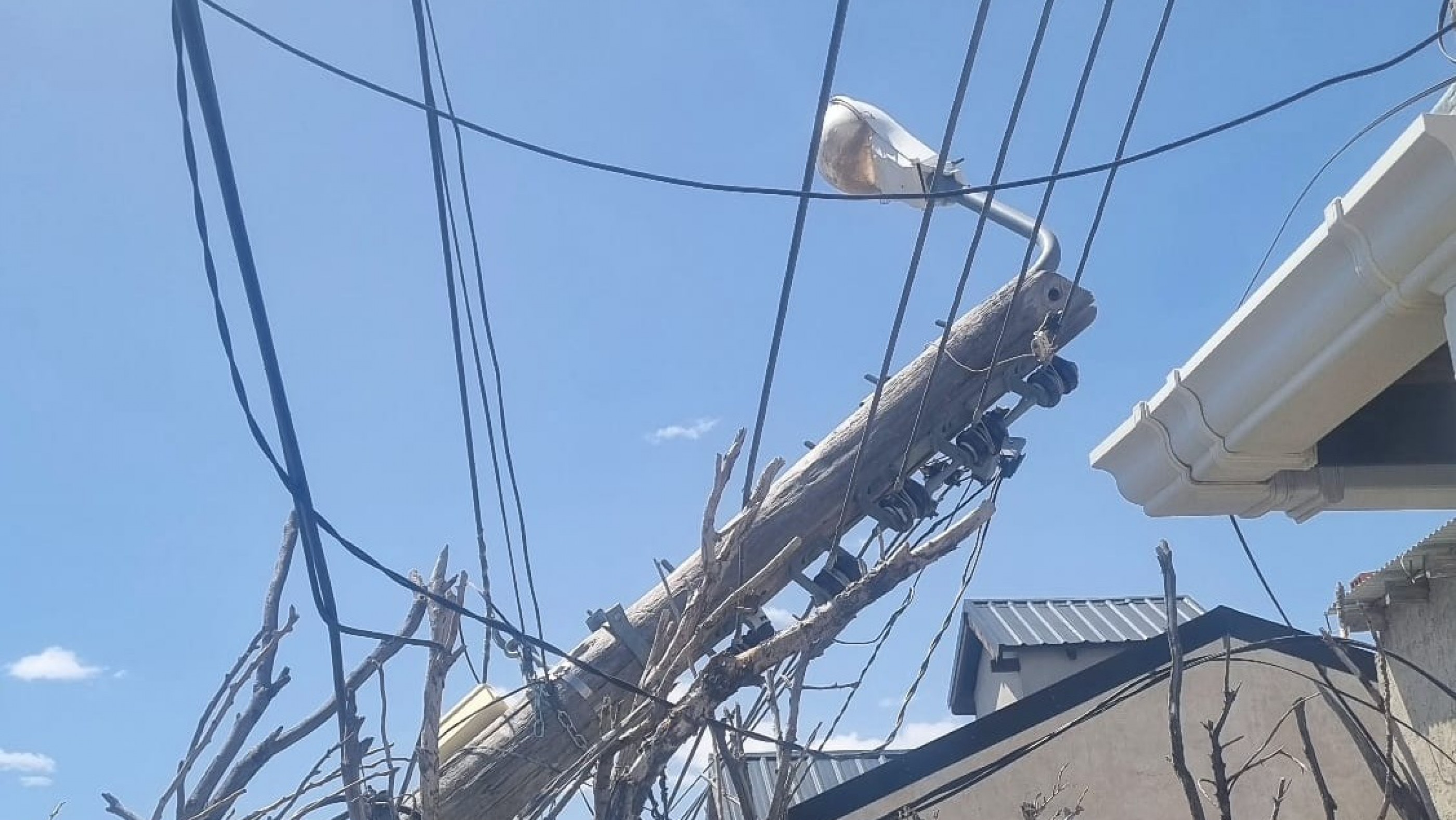 "Dos noches sin dormir": el miedo de una vecina del barrio Saavedra por un poste a punto de caer