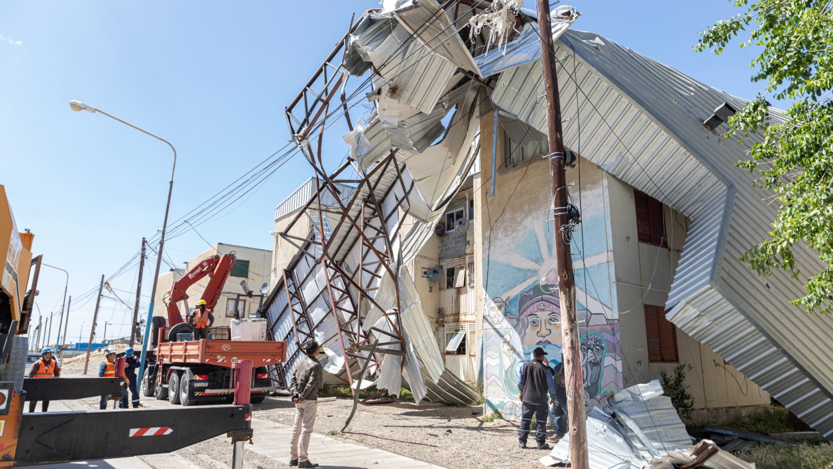 Barrio 30 de Octubre: Retiraron la estructura de techo arrancada por el viento