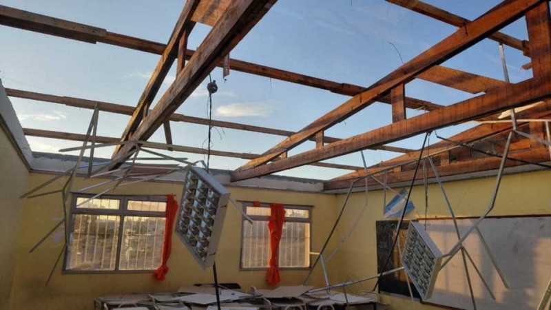 Convocan a una marcha urgente por la Escuela N°7702 del barrio Km.8: "¡Techo completo!"