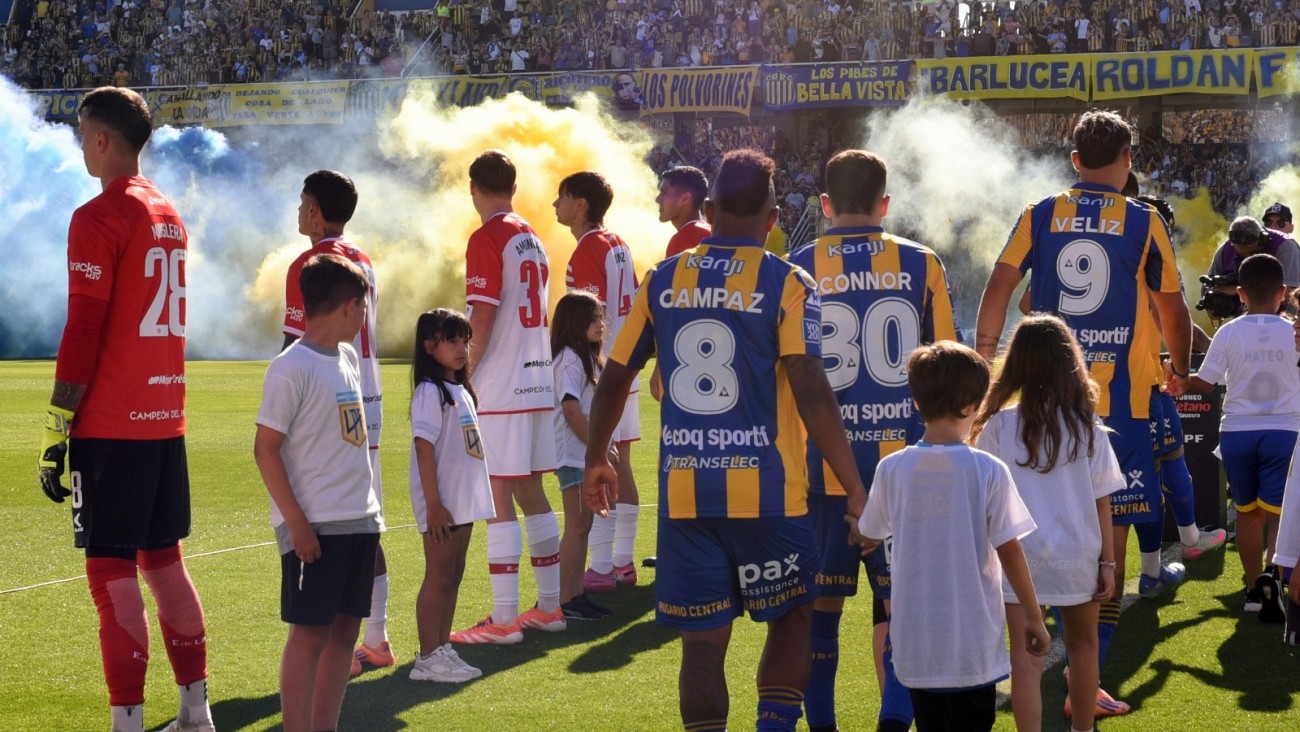 Estudiantes hizo un pasillo de espaldas a Rosario Central y marcó el repudio del fútbol argentino