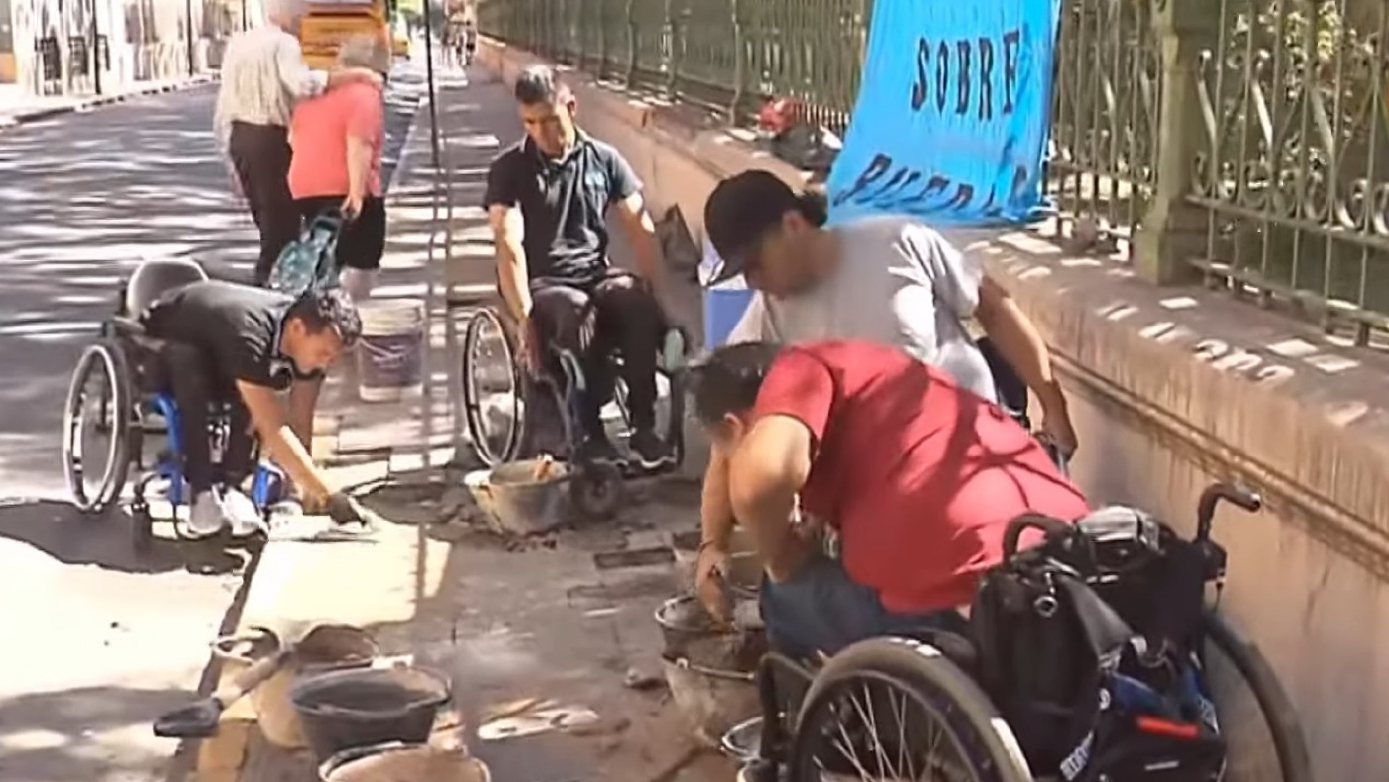 Córdoba: deportistas en silla de ruedas reparan veredas destruidas para poder llegar a entrenar