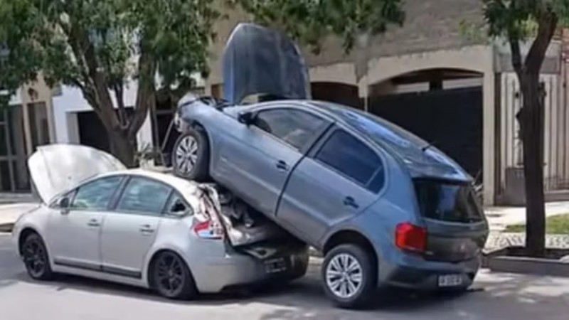 Insólito accidente: una mujer se descompuso manejando y su auto terminó sobre el techo de otro