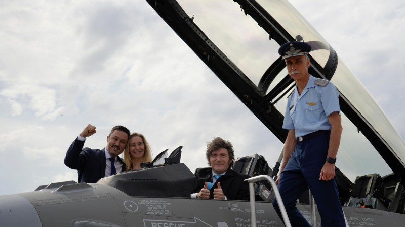 Milei presentó los aviones de combate F-16 y despidió a Petri