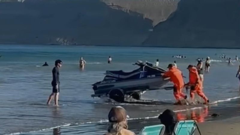 Dos personas quedaron atrapadas en los pozones de Rada Tilly y fueron rescatadas por Prefectura Naval