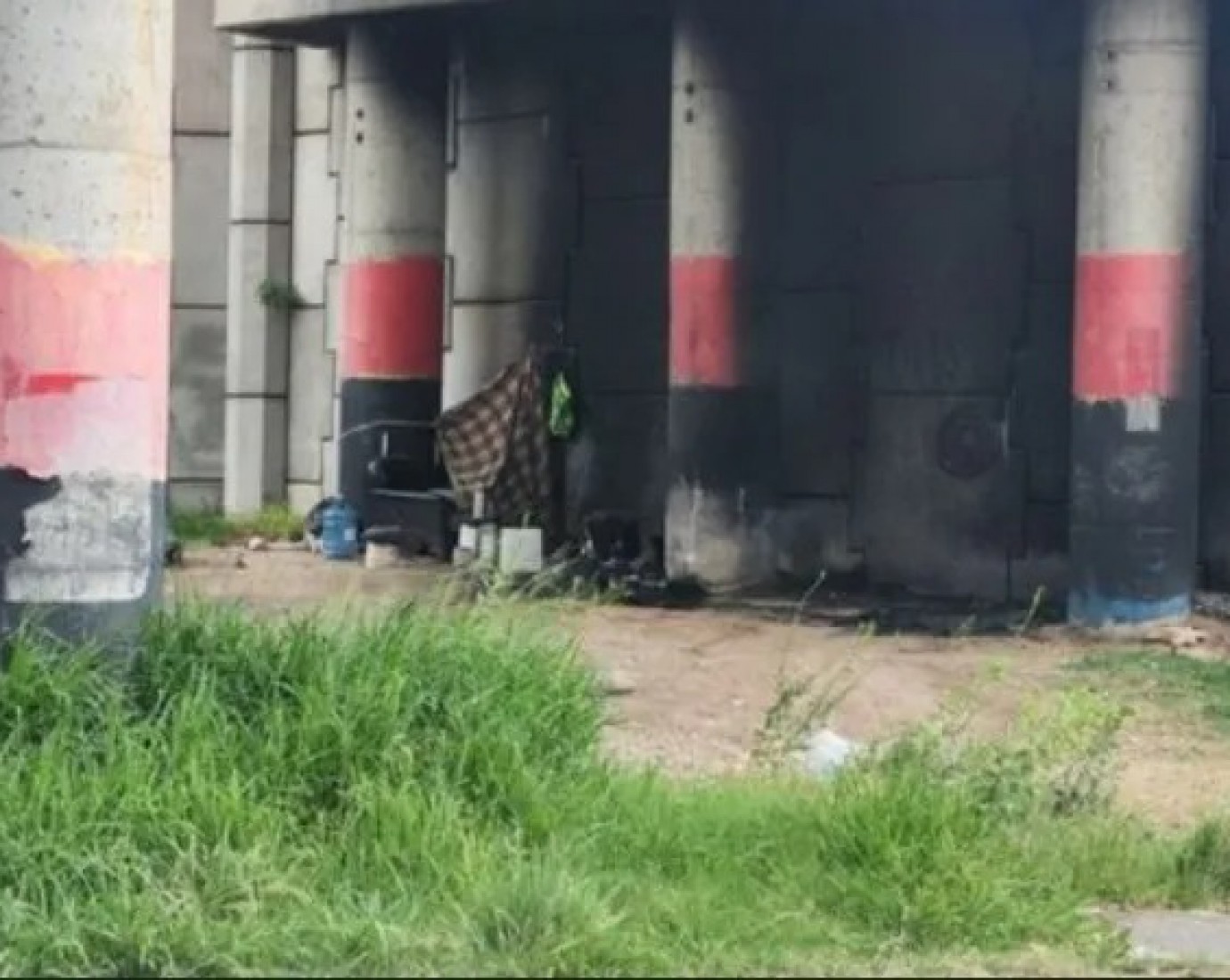 Dos detenidos por prender fuego a un joven en situación de calle que dormía bajo un puente