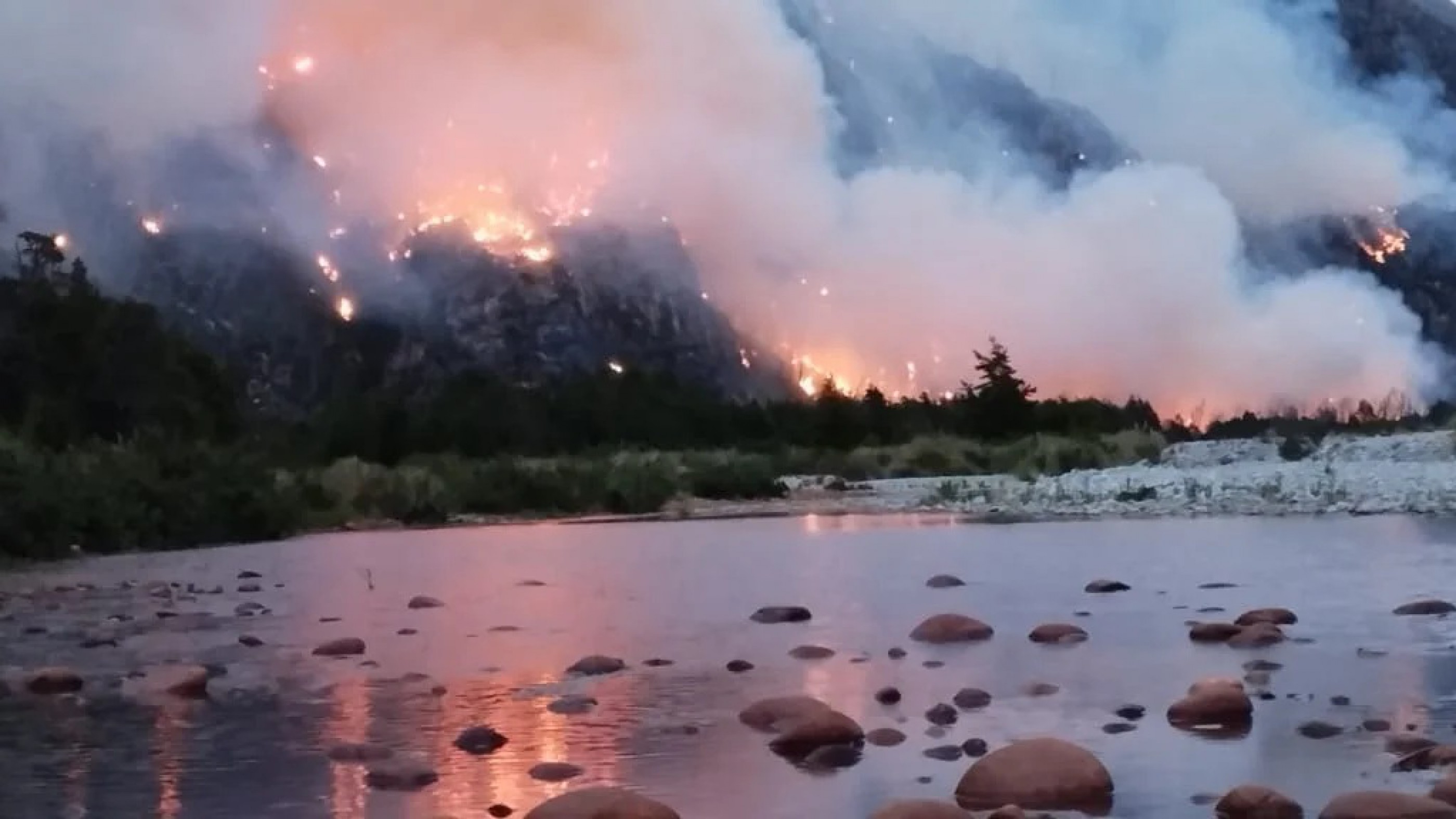 Más de 2.000 hectáreas afectadas por el fuego en El Turbio: "No podemos poner más gente adentro del bosque"