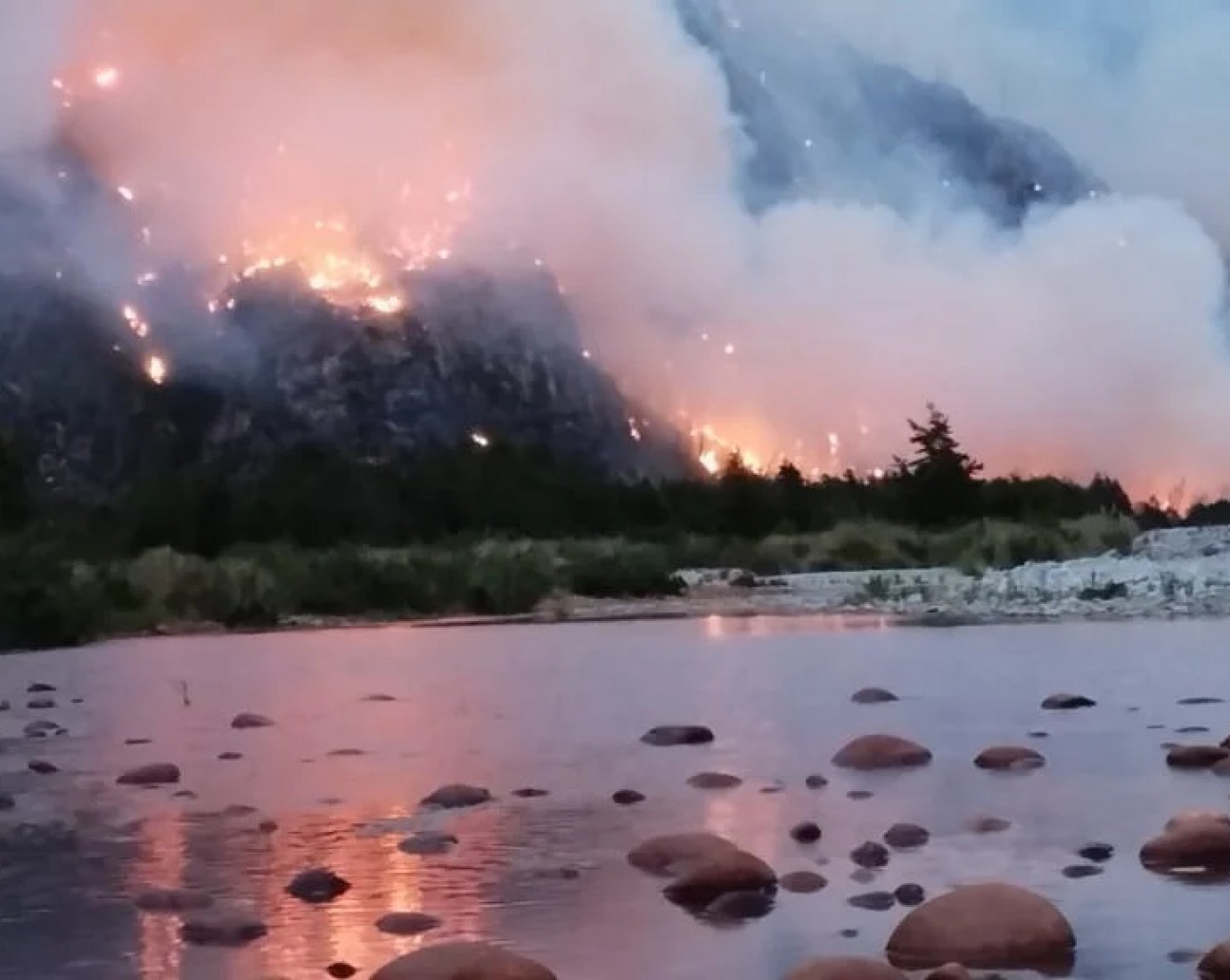 Más de 2.000 hectáreas afectadas por el fuego en El Turbio: "No podemos poner más gente adentro del bosque"