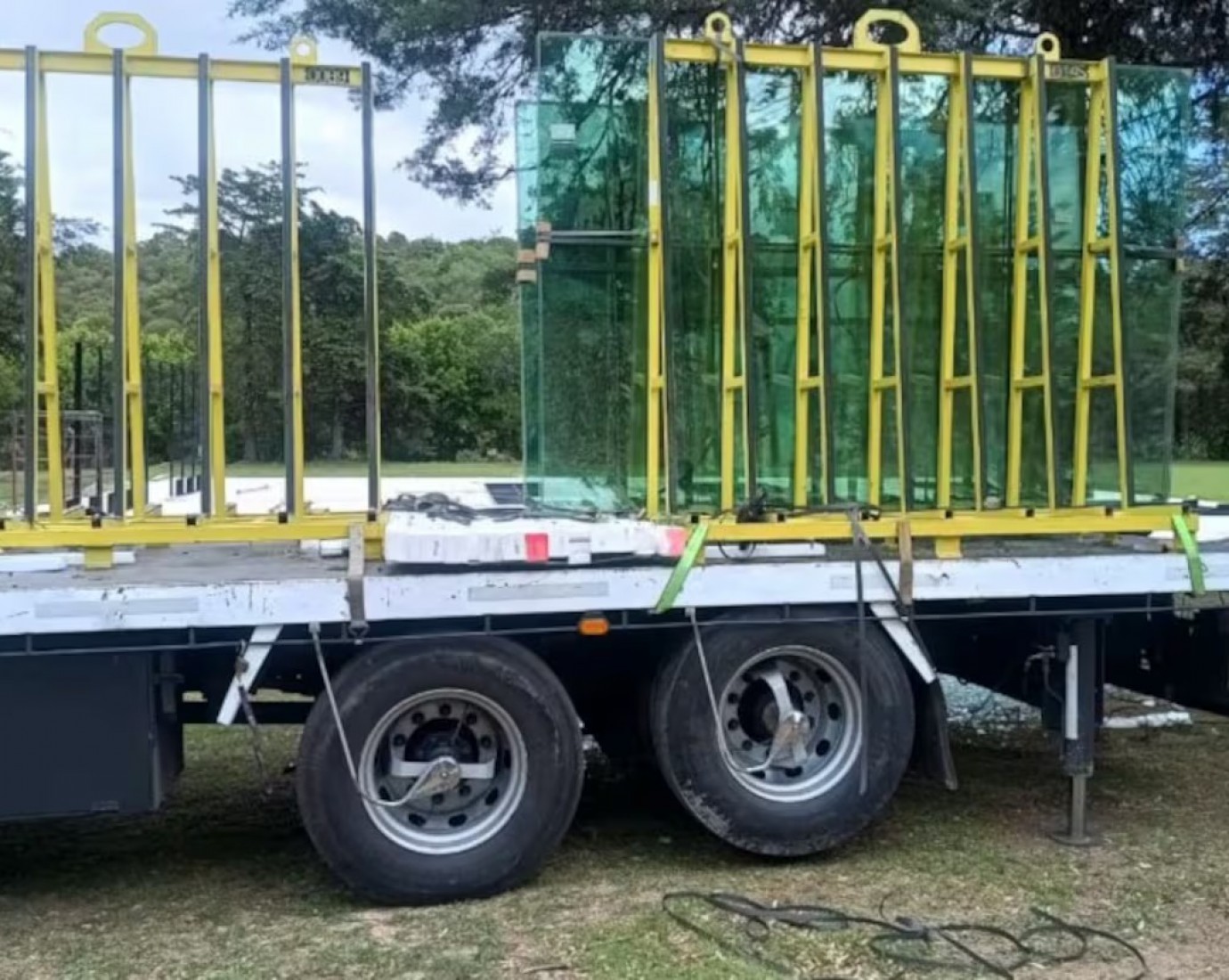 Tragedia: un joven murió aplastado mientras descargaba placas de vidrio en un hotel