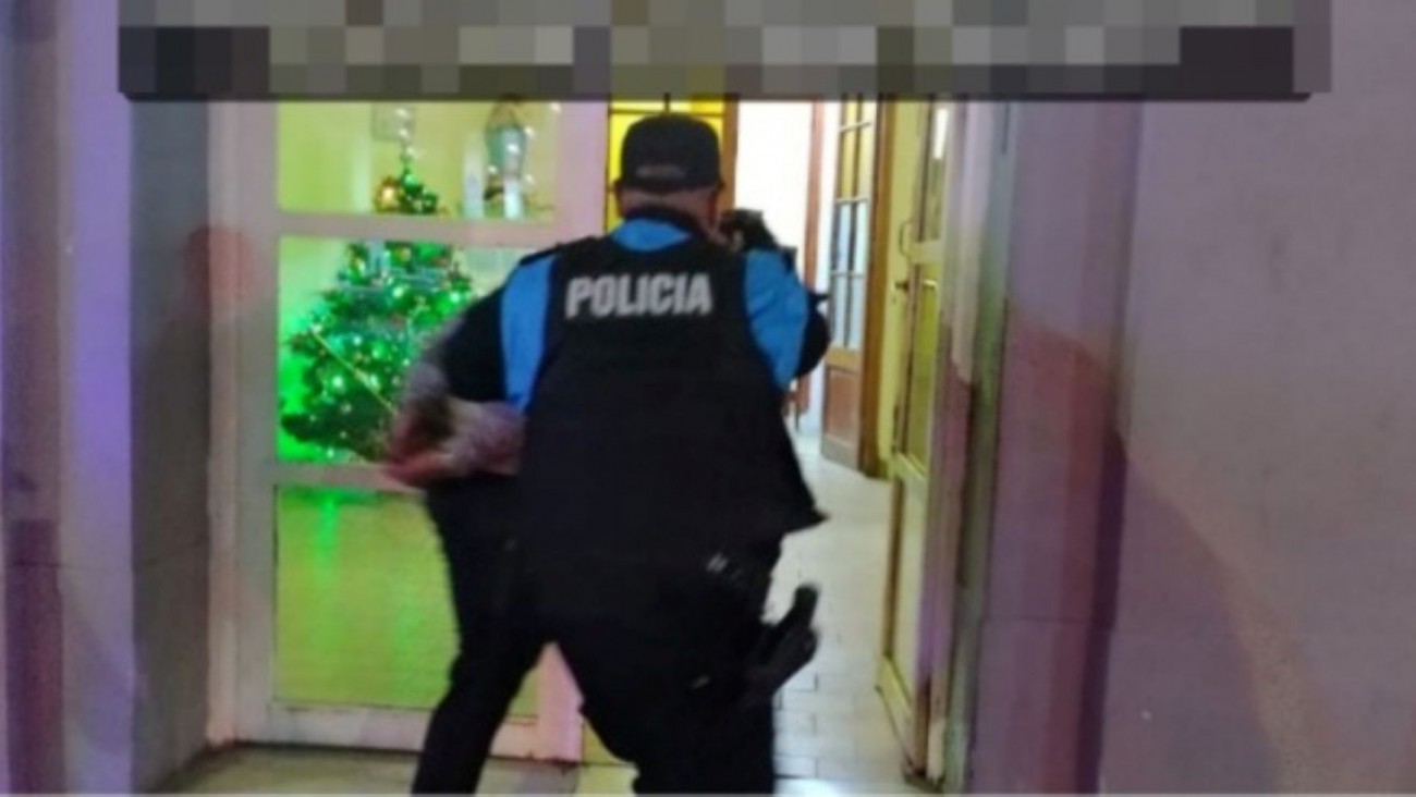 Lo apuñaló en una parada de colectivos para robarle la mochila y quedó detenido