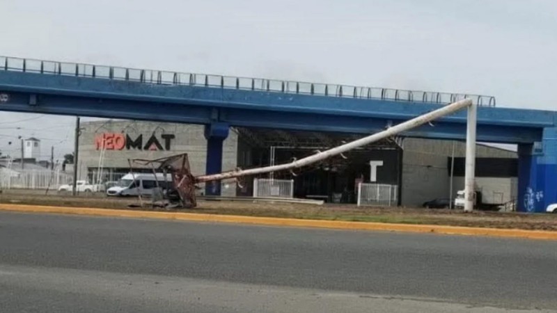 Temporal de viento en Santa Cruz: las ráfagas de más de 100 km/h derribaron una estructura y generaron alerta vial