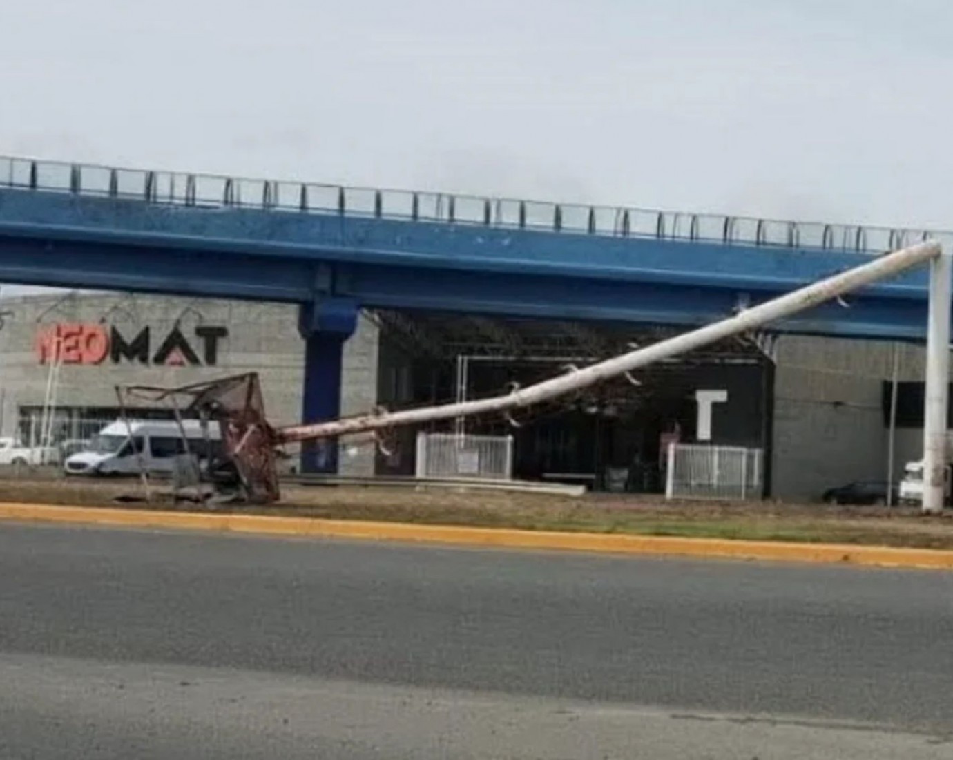 Temporal de viento en Santa Cruz: las ráfagas de más de 100 km/h derribaron una estructura y generaron alerta vial
