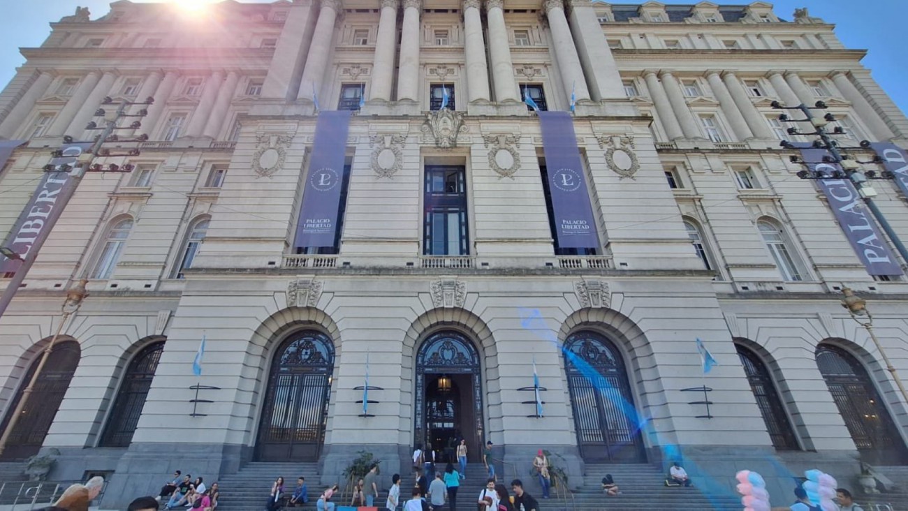 Murió un empleado tras ser descubierto espiando a menores en el Palacio Libertad: se arrojó por una ventana