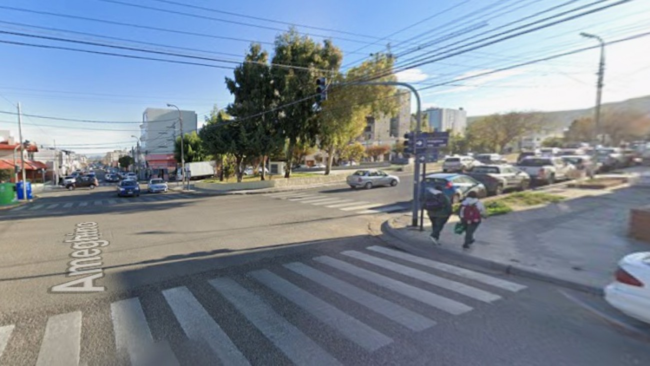 Le robaron a un jubilado frente a una panadería y pide ayuda para hablar con su familia