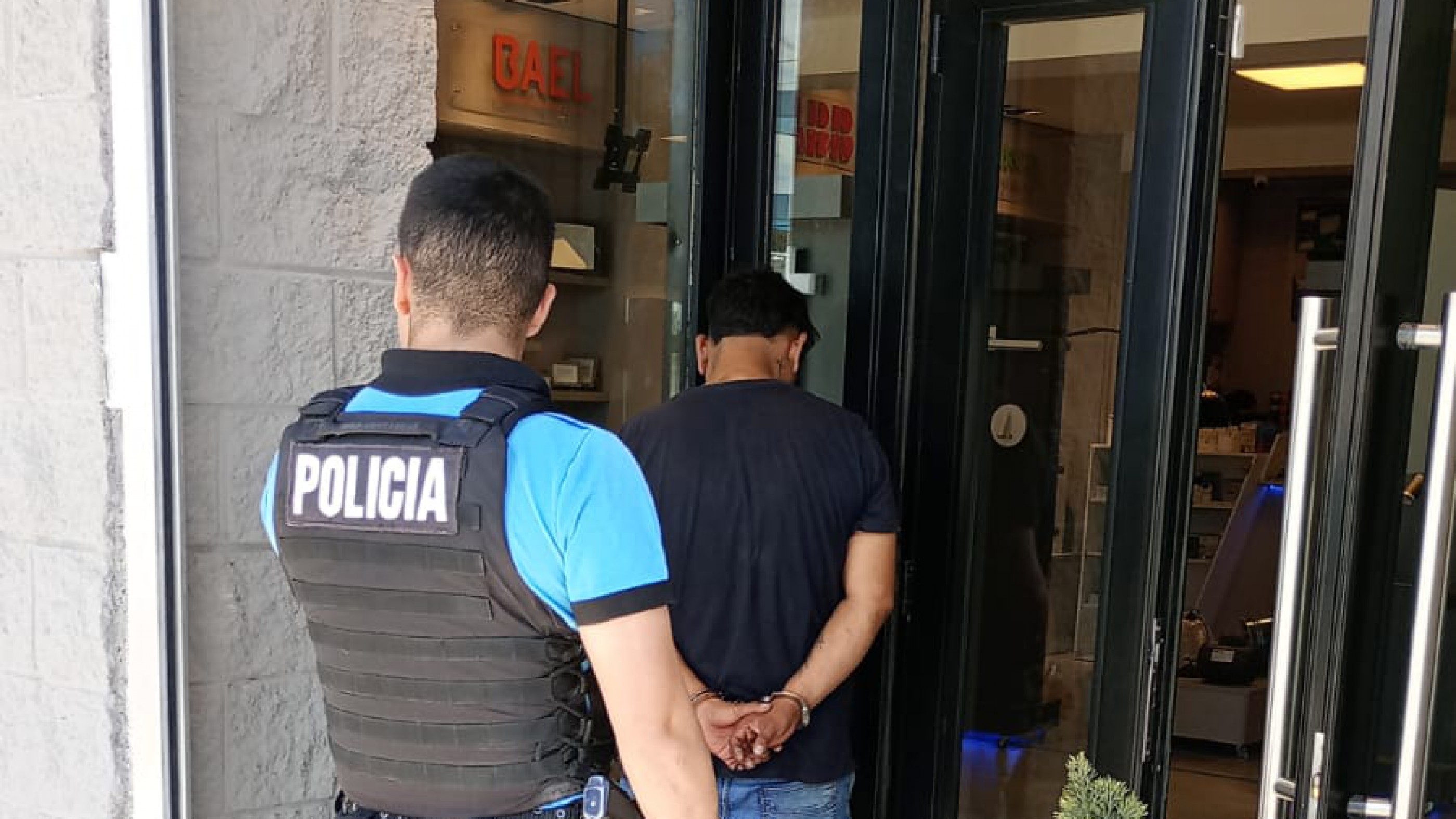 Detuvieron a un hombre por un robo en un comercio sobre avenida Hipólito Yrigoyen