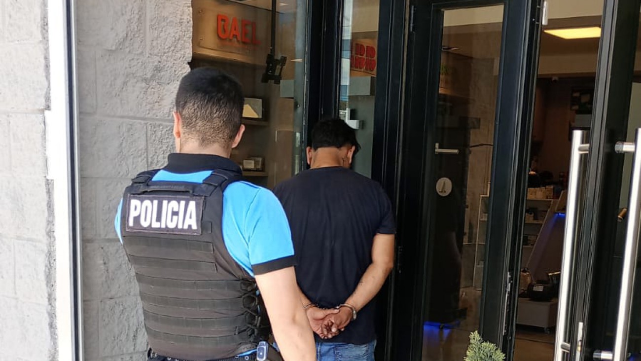 Detuvieron a un hombre por un robo en un comercio sobre avenida Hipólito Yrigoyen