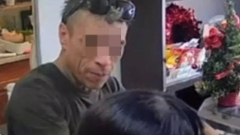 Sospechan que intentaron drogar para robarle a una empleada de una pollería: el hecho quedó grabado en video