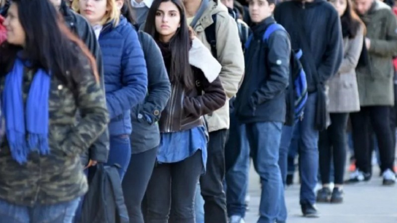 Siete de cada diez jóvenes trabajan en negro al ingresar al mercado laboral