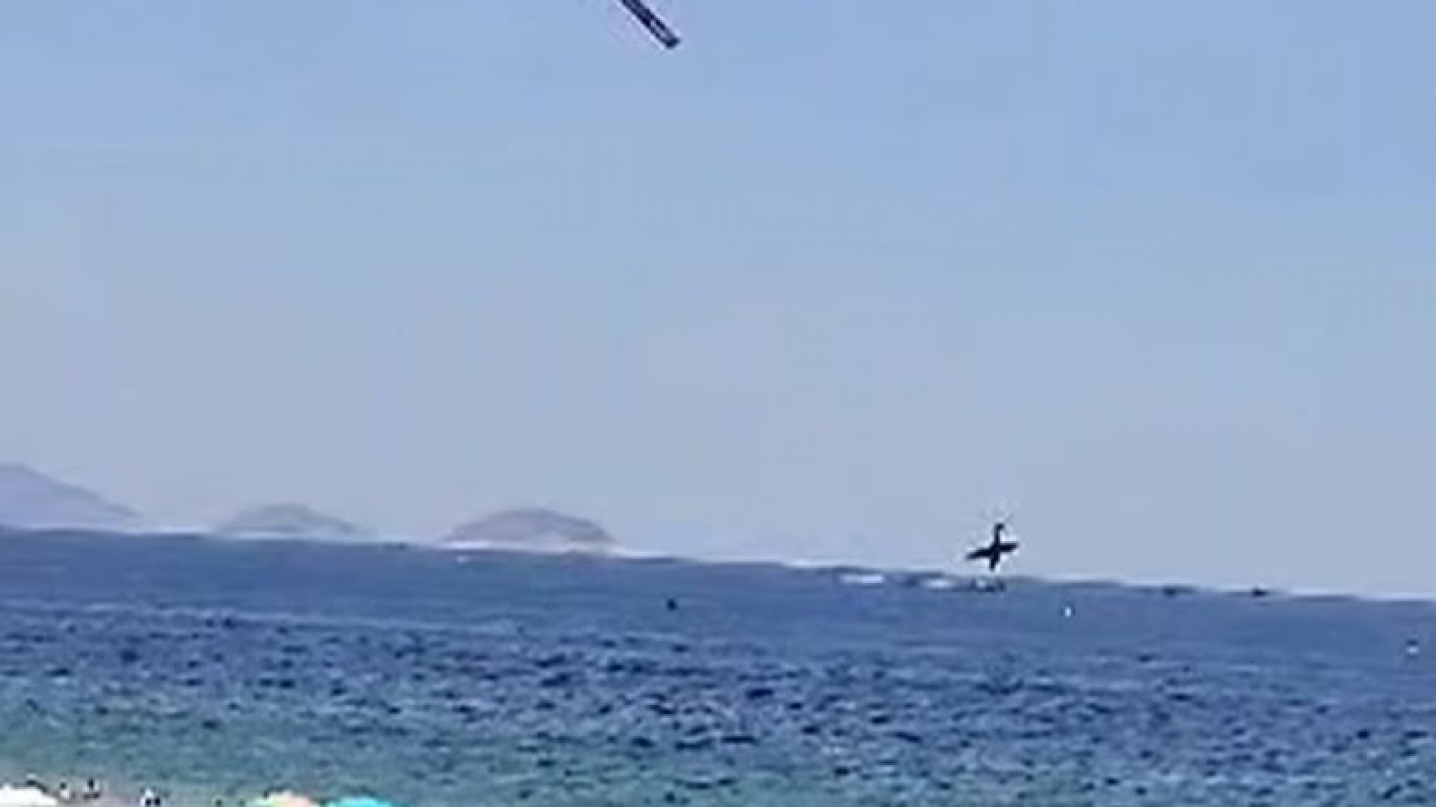 Murió un piloto tras caer al mar una avioneta publicitaria en Río de Janeiro