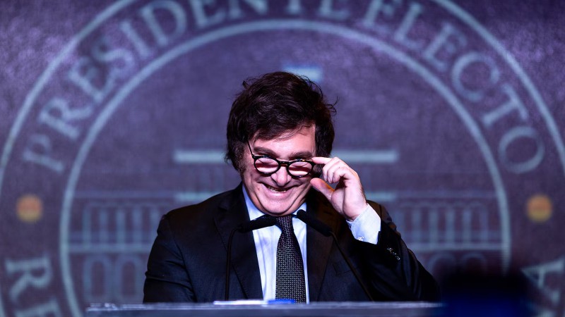 Milei firmará un aumento salarial para el y sus funcionarios tras dos años de congelamiento