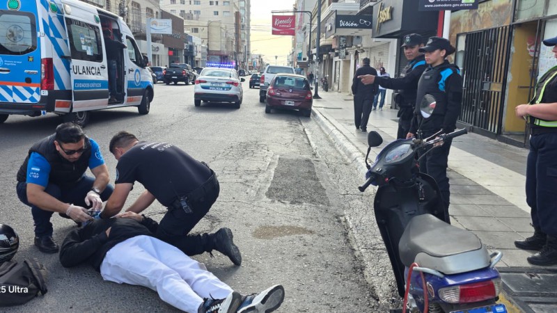 Choque entre moto y auto: el motociclista fue trasladado al hospital