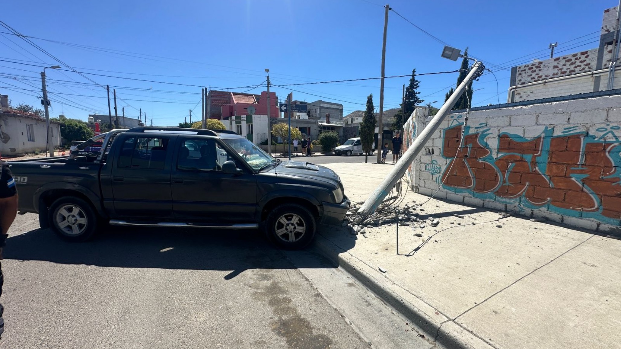 En la previa de Año Nuevo: Lo chocaron, perdió el control y terminó incrustado en un pilar de luz