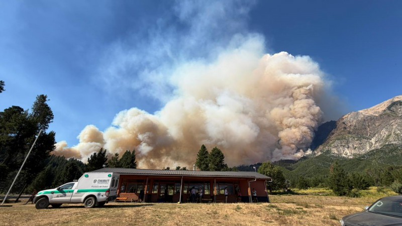 Alerta en El Hoyo: por un incendio, el Municipio ordenó desalojar Puerto Patriada y hay larga fila de autos