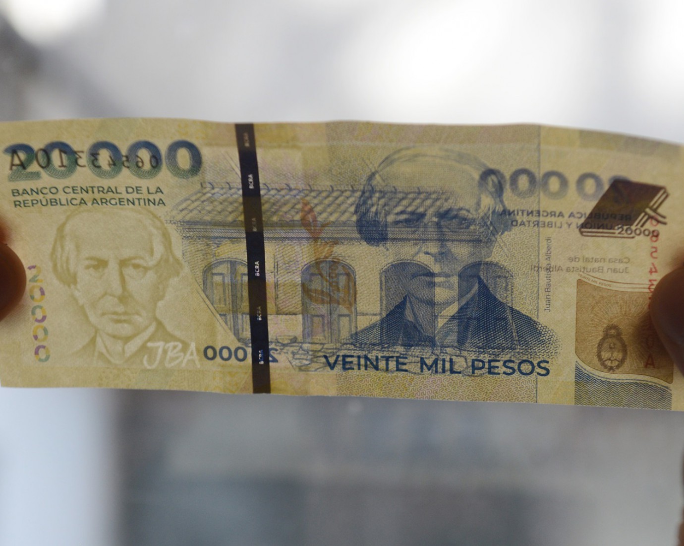 Crece la preocupación por una nueva ola de billetes falsos de $20.000 en todo el país