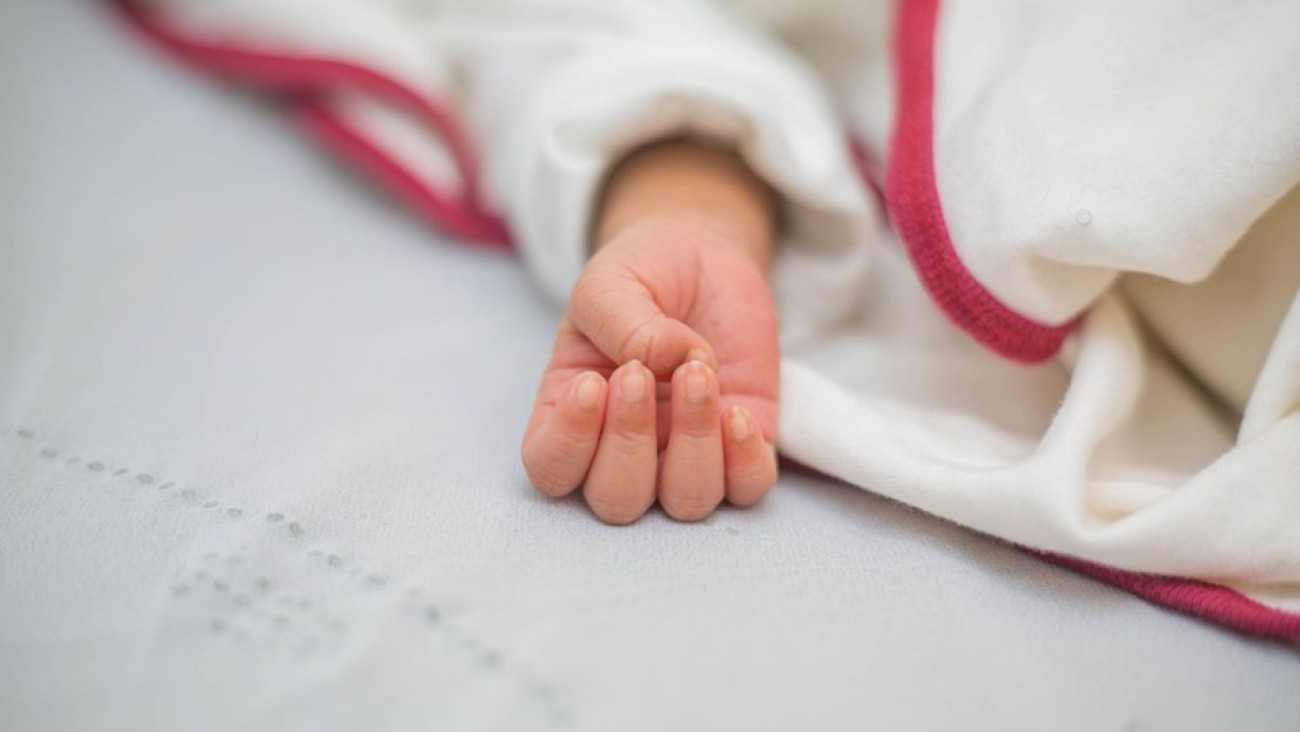 Detuvieron a una pareja tras la muerte de su hijo de 3 meses: el fiscal investiga un crimen