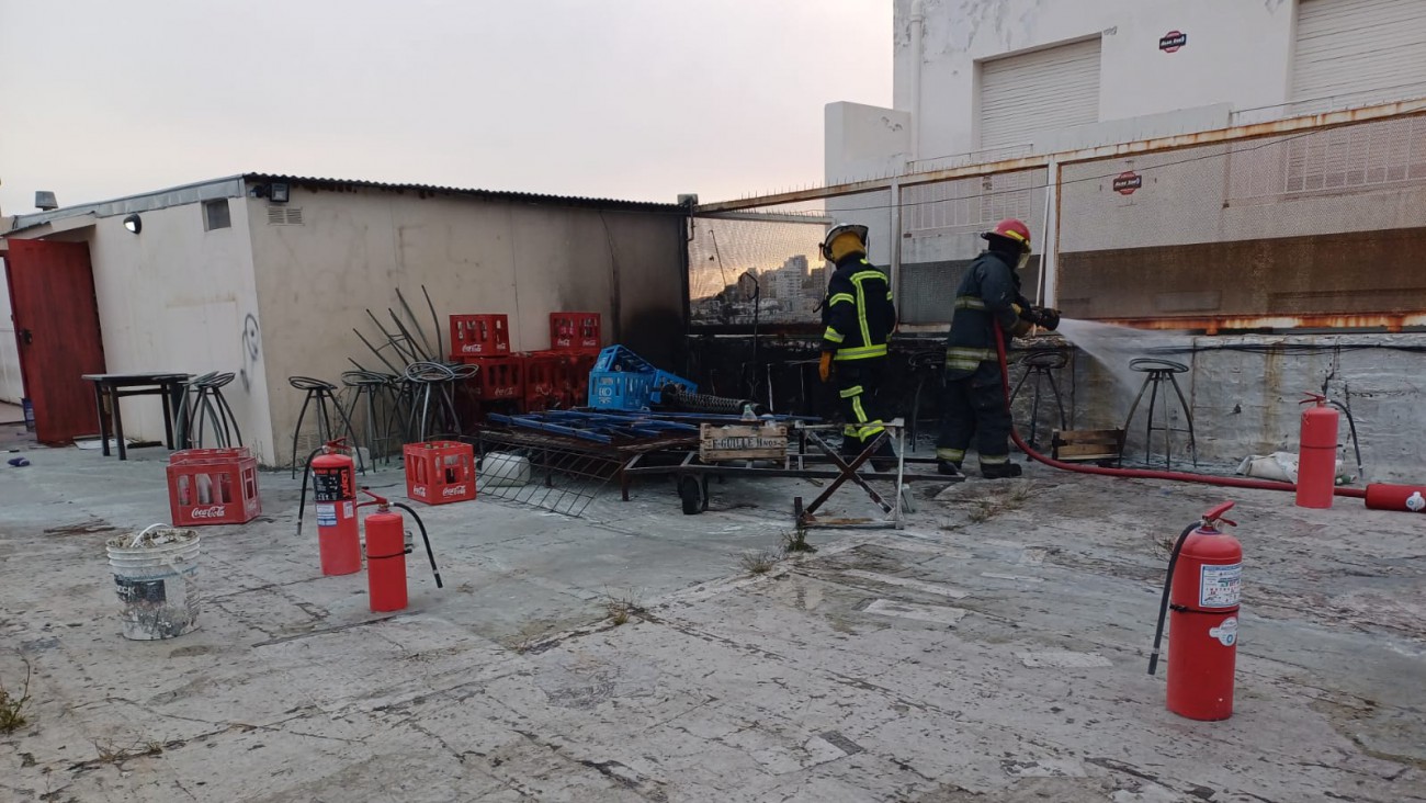 Ocurrió un incendio en la terraza de un local nocturno