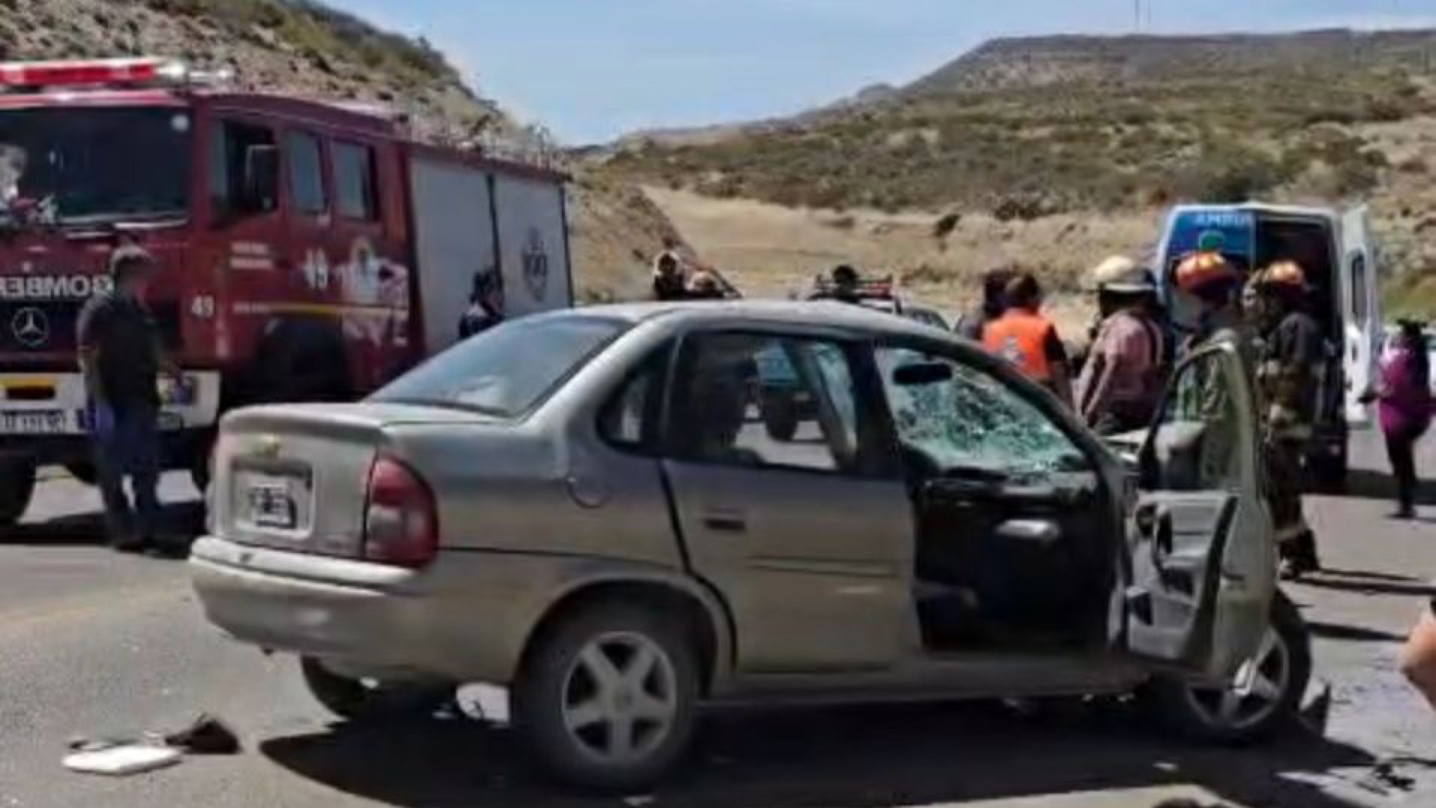 Tres heridos tras un fuerte choque frontal en el camino Roque González