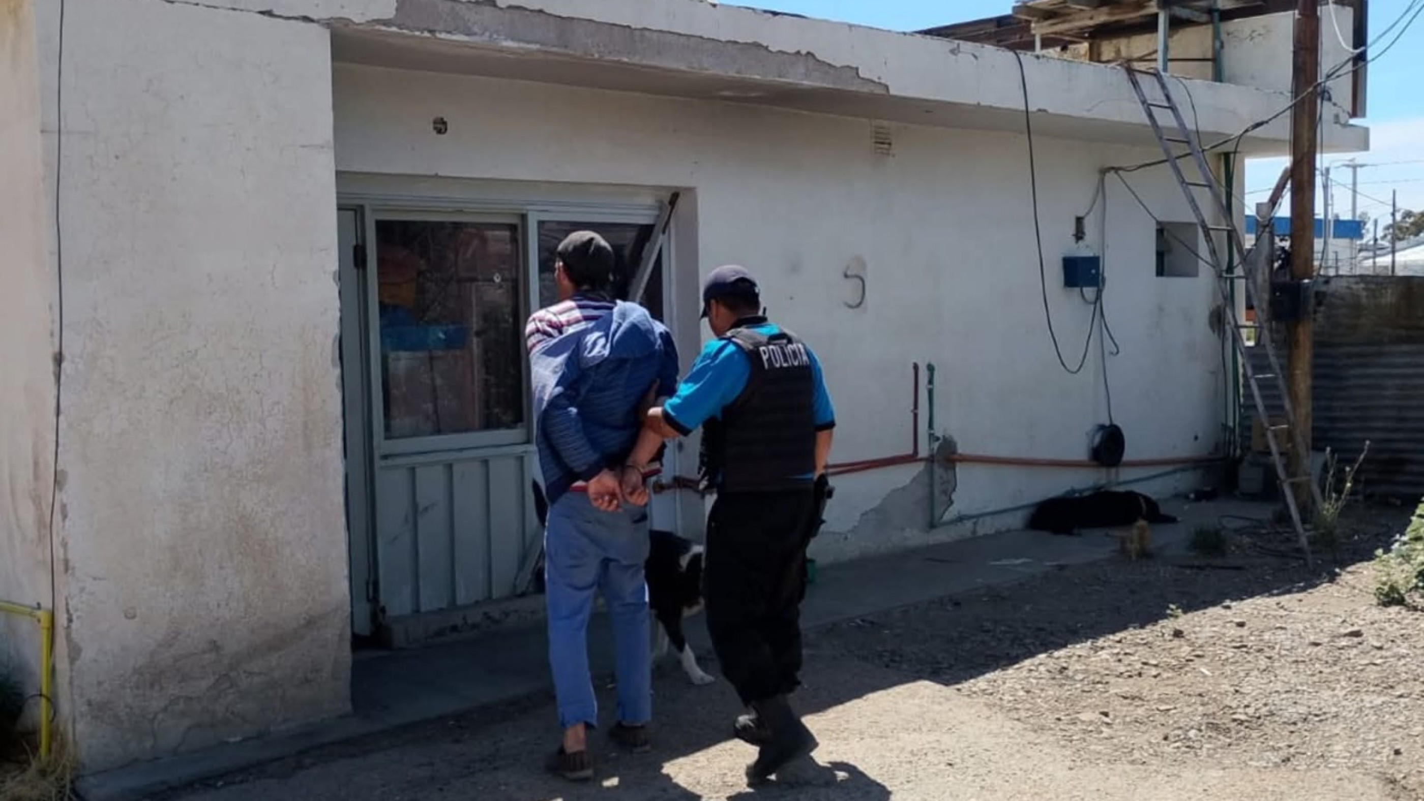 Manos largas en una rotisería de Km.8: Se llevó un Motorola del mostrador y terminó detenido