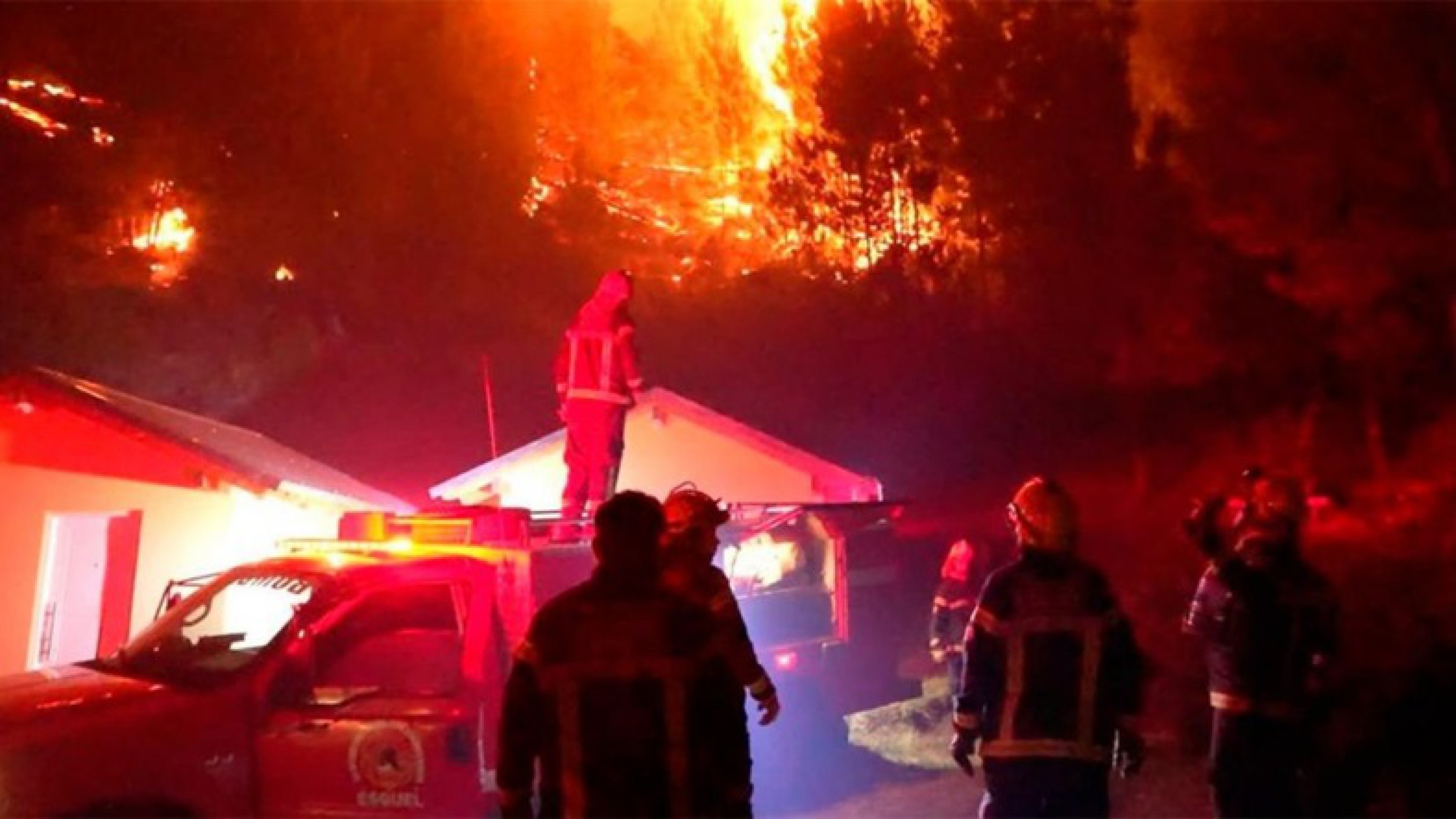 El fuego avanza sin control en El Hoyo: cortaron Ruta 40 y hay riesgo inminente de nuevas evacuaciones