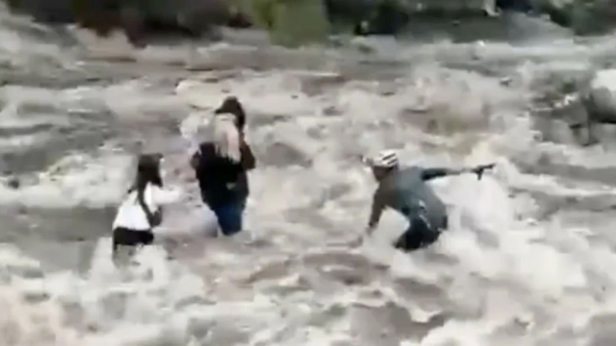 San Luis: un ministro se arrojó a un arroyo crecido y rescató a dos turistas