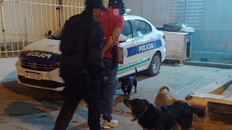 Violento ataque con cuchillo en Abel Amaya: una mujer resultó herida y detuvieron a su pareja