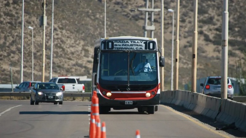 Paro indefinido de Expreso Rada Tilly por falta de pago