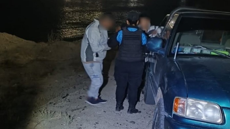 La policía realizaba inspecciones en la costanera y detuvo a un hombre con pedido de captura