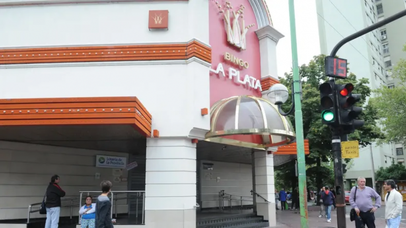 Tragedia en un bingo de La Plata: una mujer murió tras descompensarse